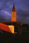 851761 Gezicht op de toren van de Jacobikerk (Jacobskerkhof) in Wijk C te Utrecht bij avond, vanuit de Jan Meijenstraat.